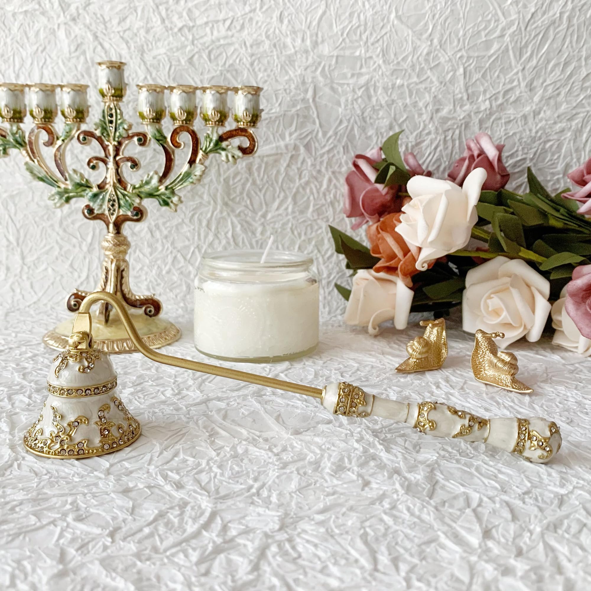 Collectible Collection - 豪華なメノラー型キャンドルスナッファー、ベル型、エナメル製花柄デザイン、消火器、ロングハンドル、ユダヤ教の祝日装飾、ギフト、オーナメント、コレクターズアイテム