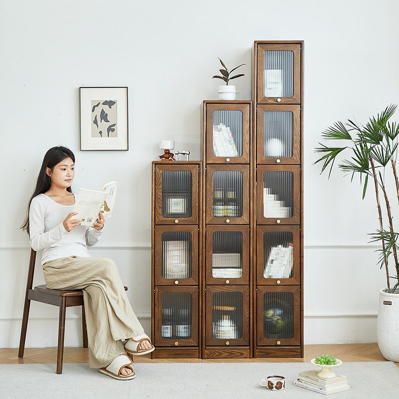 Collectible Collection - 木工工房製、無垢材を使用した本棚。跳ね上げ式の扉、コンパクトなサイズ、収納と展示に最適。シンプルなデザインのアッシュ材製コレクションキャビネット。
