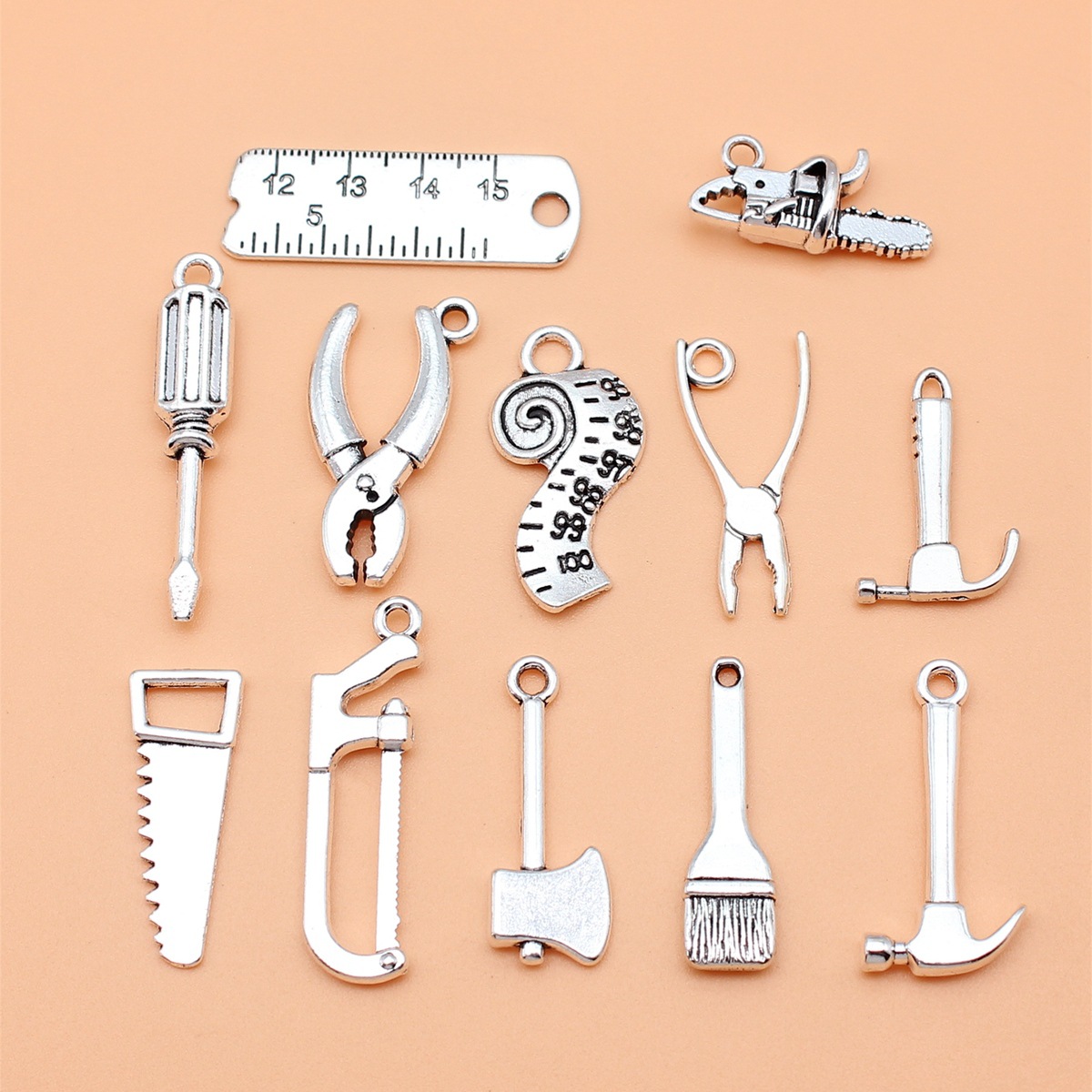 Collectible Vintage Tools - 12個のアンティークシルバーカラーツール、ブラシ、ハンマー、プライヤー、ドライバー、定規、チェーンソーチャームコレクション、12スタイル、各1個