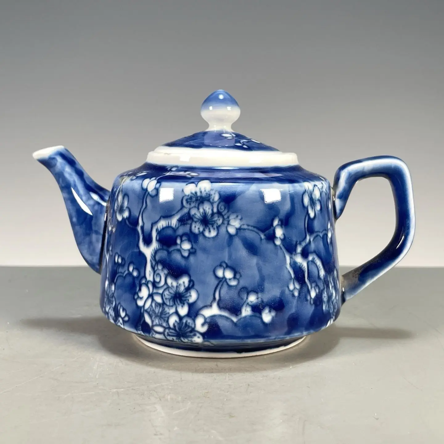 手描きの青白の平らな磁器ティーポット、梅の花模様、中国のヴィ - Vintage Collectible Pottery のレビューと価格